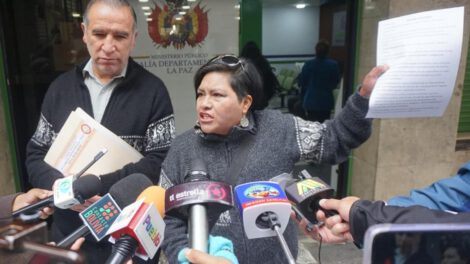 personas siendo entrevistadas