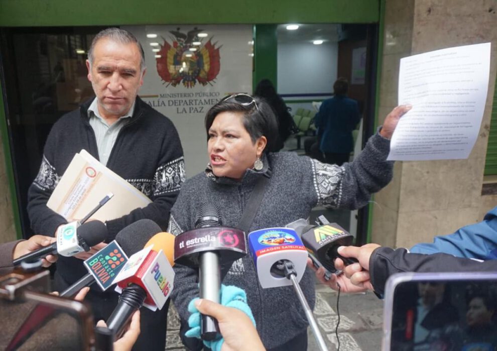 personas siendo entrevistadas