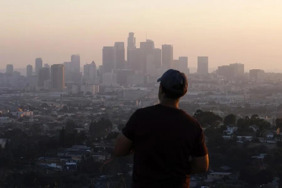 La contaminación del aire mientras un hombre observa a la ciudad de Los Ángeles (EE.UU.)