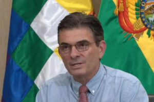 Una persona con banderas en la parte de atras