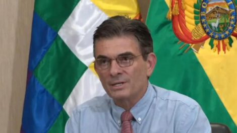 Una persona con banderas en la parte de atras