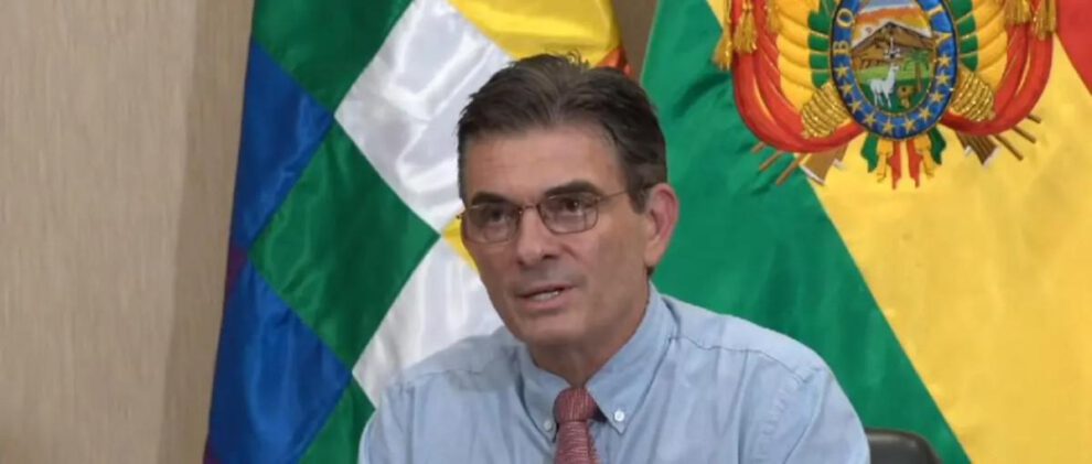 Una persona con banderas en la parte de atras