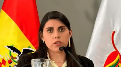 UNA MUJER HABLANDO