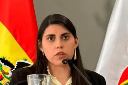 UNA MUJER HABLANDO