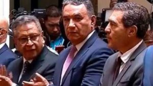 El ministro de Defensa, Raúl Salinas, mencionó que las barcazas adquiridas terminaron rematadas en China