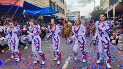 mujeres bailando