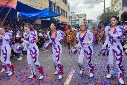 mujeres bailando
