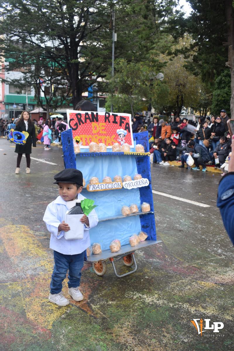 niño en el corso infantil de Oruro