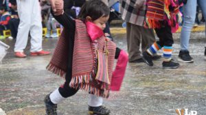 Niño disfrazado de phujllay en el Corso Infantil