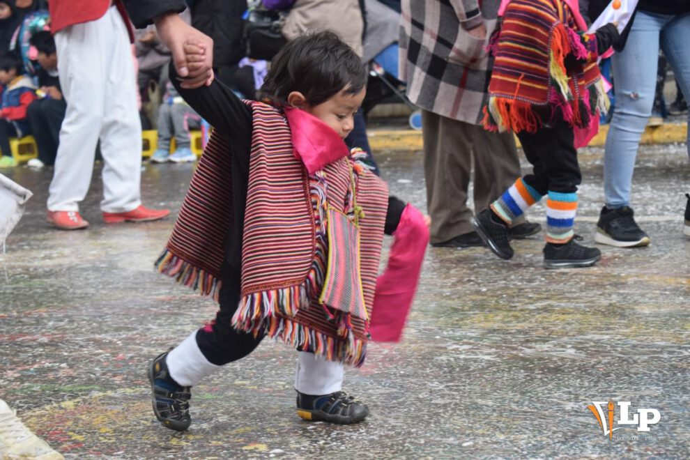 Niño disfrazado de phujllay en el Corso Infantil