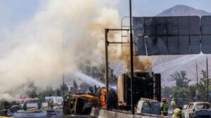 Integrantes del cuerpo de Bomberos de Chile controlan el incendio