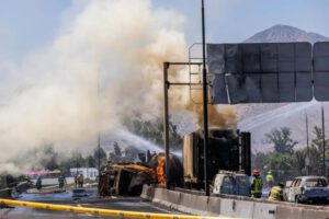 Integrantes del cuerpo de Bomberos de Chile controlan el incendio
