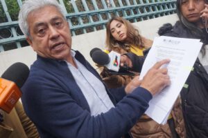 señor mostrando un papel