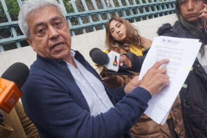 señor mostrando un papel