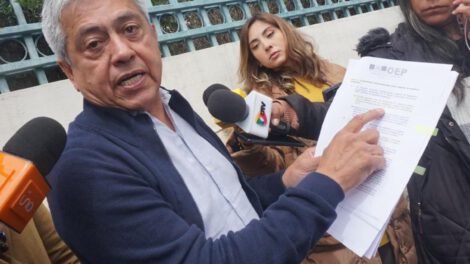 señor mostrando un papel