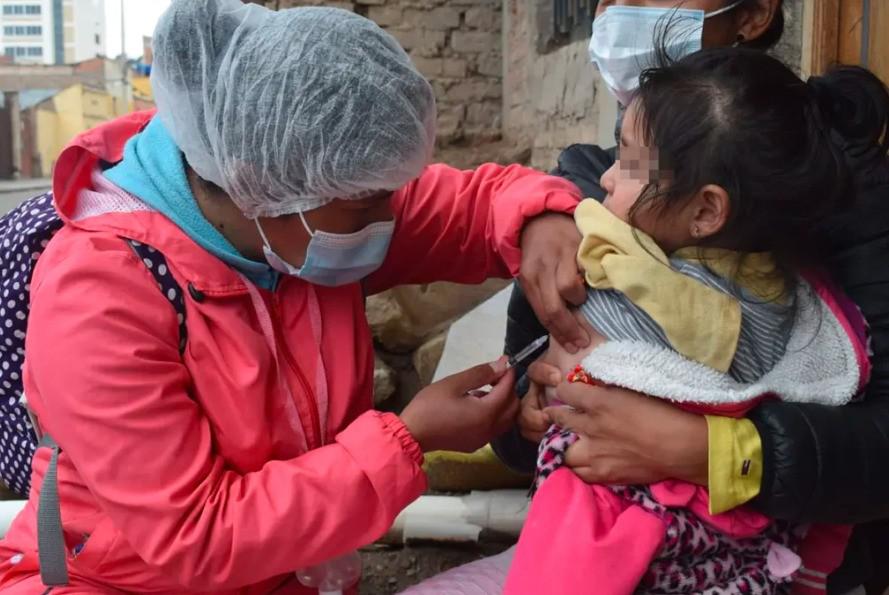 Las autoridades sanitarias instan a la población a acudir a la vacunación contra el sarampión.
