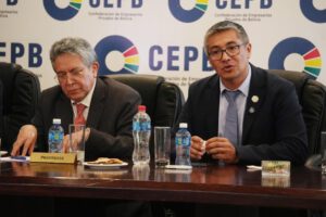 Giovanni Ortuño, presidente de la CEPB, junto al Ministro de Economía y Finanzas Públicas, José Gabriel Espinoza