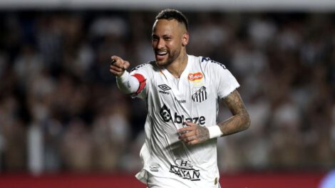 Neymar juega en el Santos de Brasil por segundo año consecutivo
