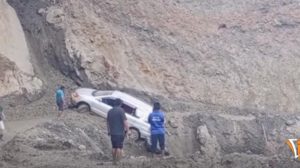 Un vehículo a punto de caer a un barranco