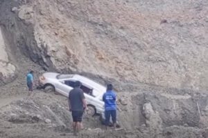 Un vehículo a punto de caer a un barranco