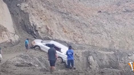 Un vehículo a punto de caer a un barranco
