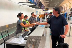 El ministro de Obras Públicas, Mauricio Zamora, participó en el vuelo inaugural que marca el inicio de la conectividad aérea en Bolivia