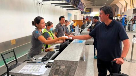 El ministro de Obras Públicas, Mauricio Zamora, participó en el vuelo inaugural que marca el inicio de la conectividad aérea en Bolivia