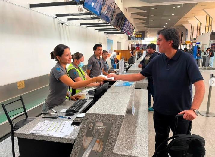 El ministro de Obras Públicas, Mauricio Zamora, participó en el vuelo inaugural que marca el inicio de la conectividad aérea en Bolivia