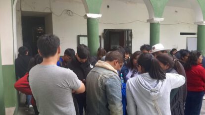 Grupo de personas afectadas en dependencias policiales