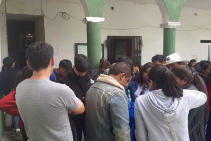 Grupo de personas afectadas en dependencias policiales
