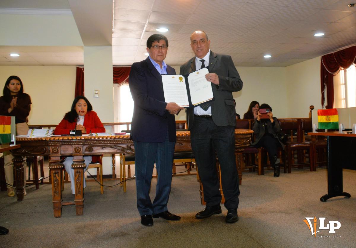 Marcelo Miralles gerente de La Patria recibe reconocimiento