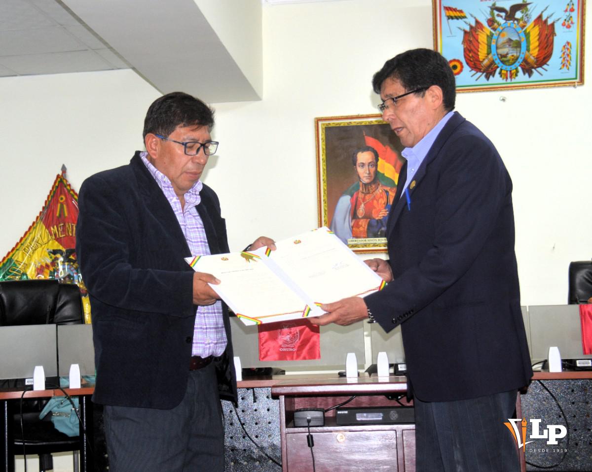 dirigente de voleibol Jorge Espinoza y senador José Sanchez