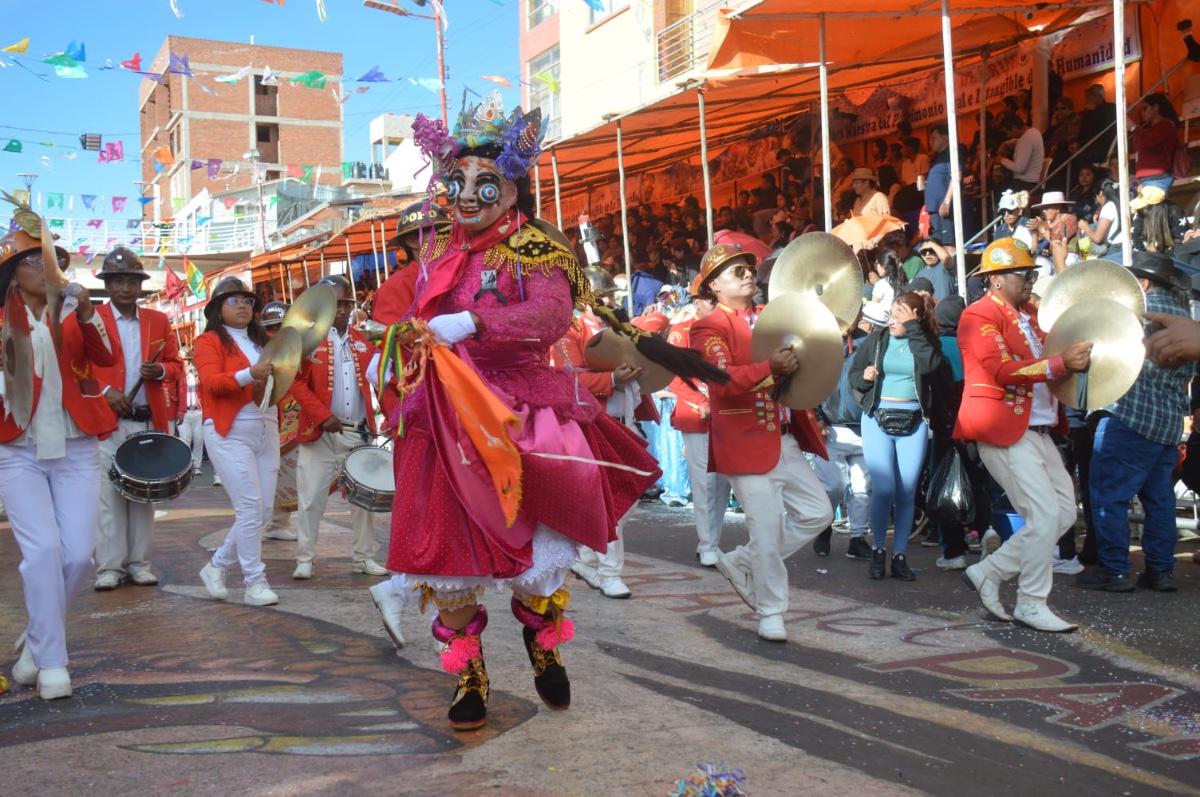 Diablada realizando su recorrido por la ruta