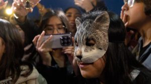 una joven therian con máscara de gato