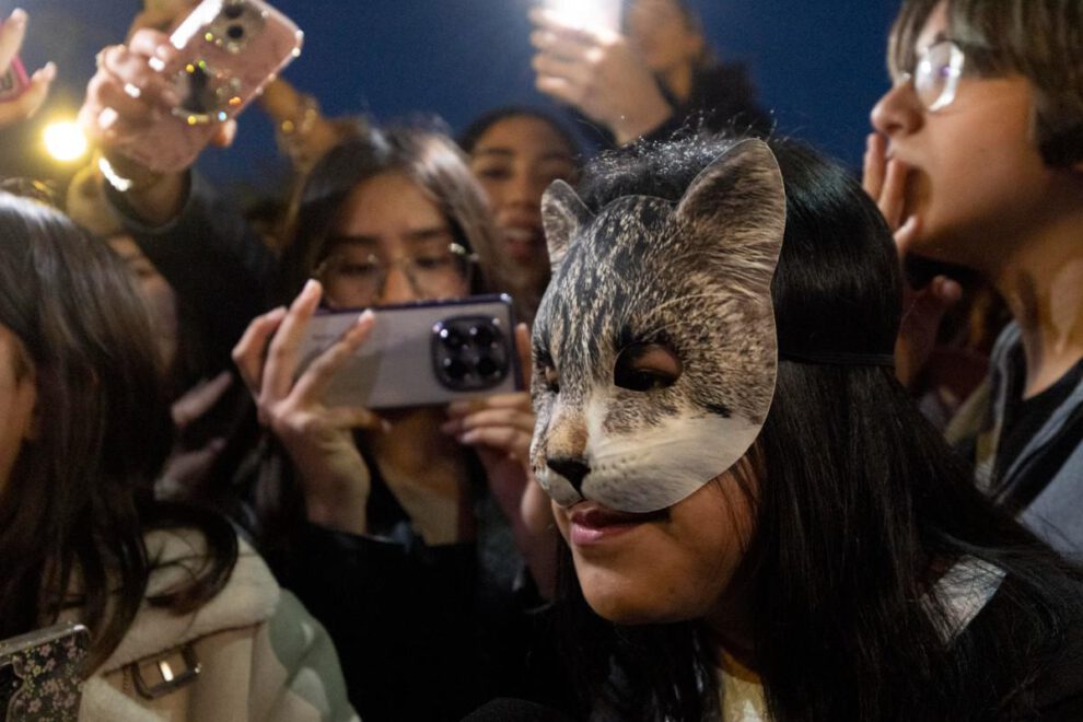 una joven therian con máscara de gato