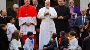 El Papa León XIV junto a fieles