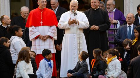 El Papa León XIV junto a fieles