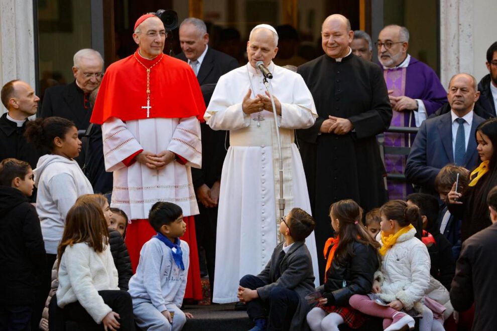 El Papa León XIV junto a fieles