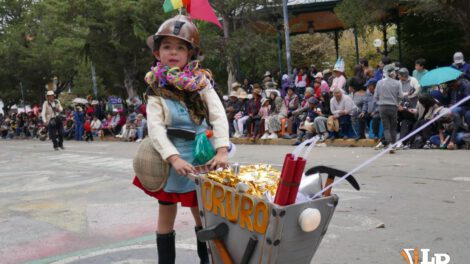 niña disfrazada de minera en el corso infantil 2026