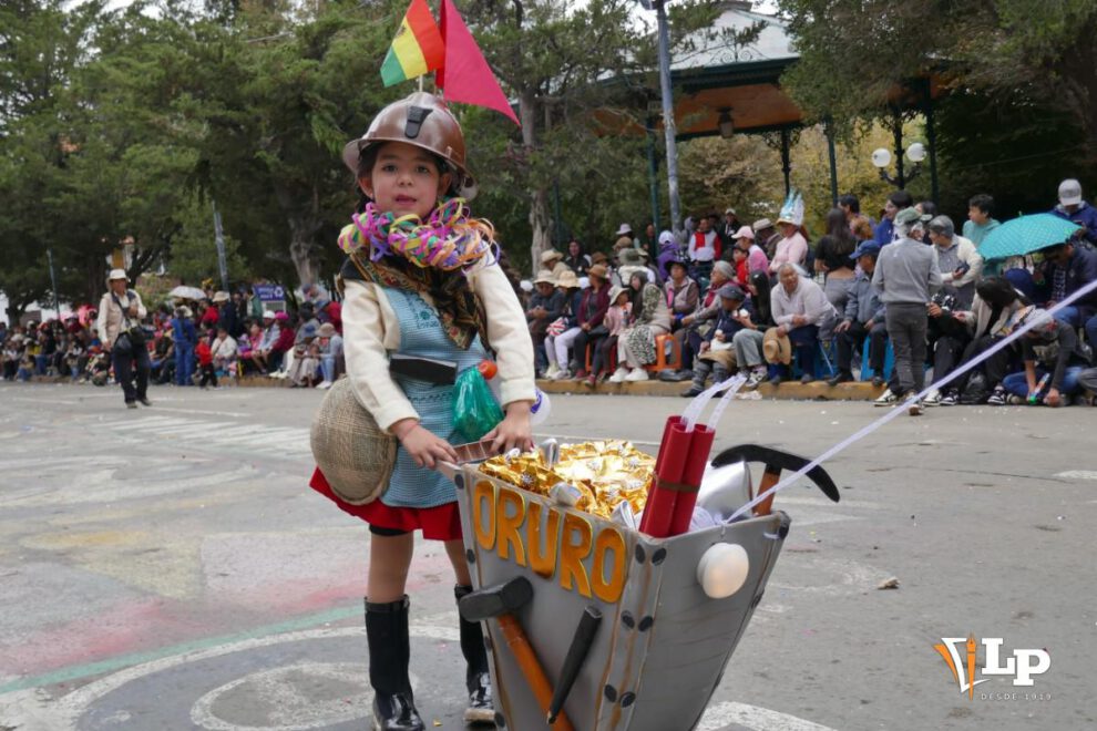 niña disfrazada de minera en el corso infantil 2026