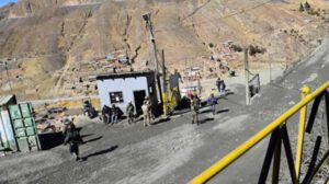 soldados en un punto de control