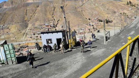 soldados en un punto de control