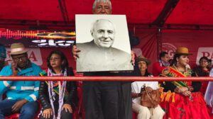 señor agarrando el cuadro de david santalla