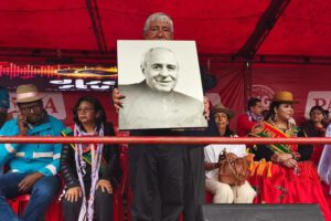 señor agarrando el cuadro de david santalla