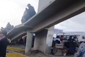 Oruro vivió momentos de tensión la jornada del domingo durante el desarrollo del tradicional Domingo de Tentaciones, cuando una baranda metálica de una pasarela peatonal ubicada en el sector Tagarete colapsó mientras decenas de personas observaban el paso de comparsas.