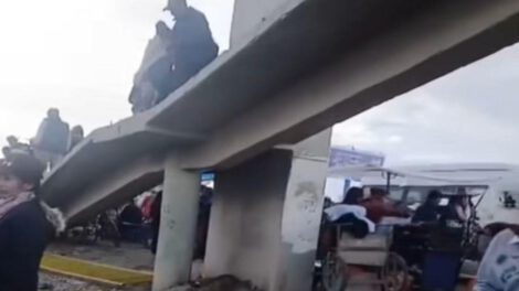 Oruro vivió momentos de tensión la jornada del domingo durante el desarrollo del tradicional Domingo de Tentaciones, cuando una baranda metálica de una pasarela peatonal ubicada en el sector Tagarete colapsó mientras decenas de personas observaban el paso de comparsas.
