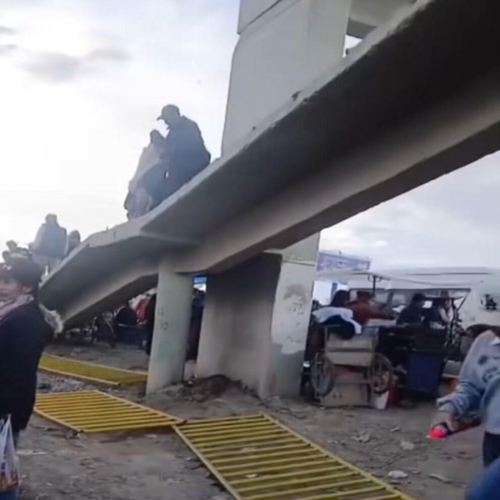 Oruro vivió momentos de tensión la jornada del domingo durante el desarrollo del tradicional Domingo de Tentaciones, cuando una baranda metálica de una pasarela peatonal ubicada en el sector Tagarete colapsó mientras decenas de personas observaban el paso de comparsas.