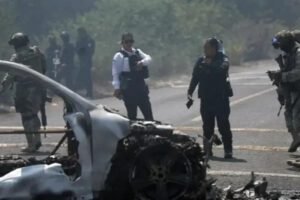 Policias con un auto quemado