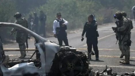 Policias con un auto quemado