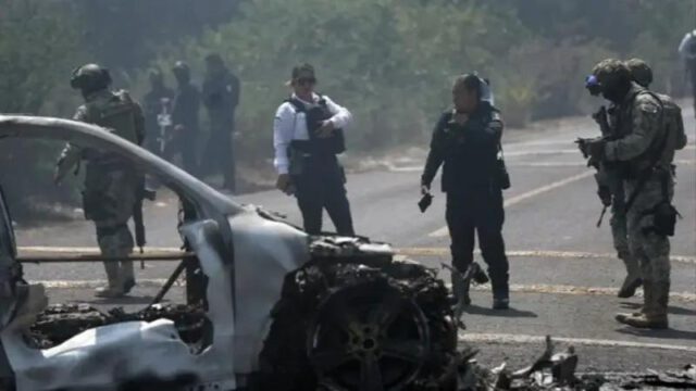 Policias con un auto quemado